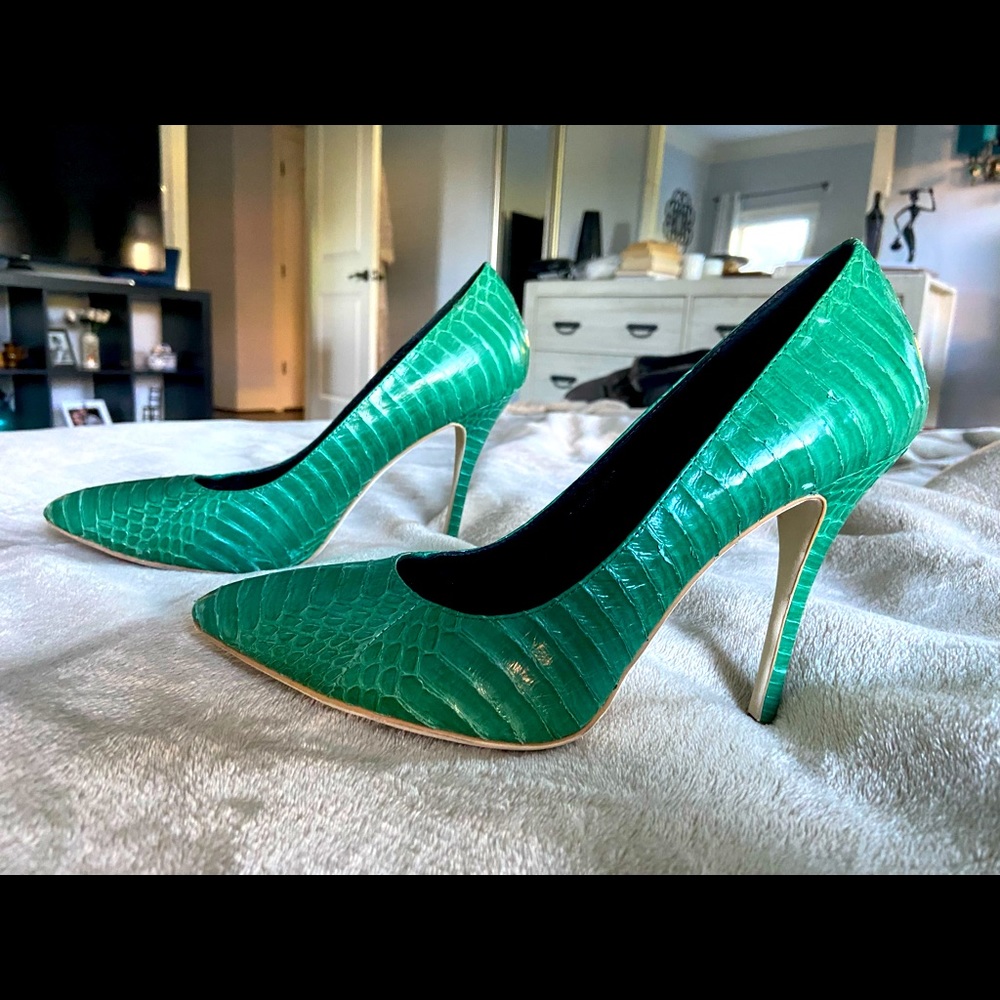 Real, Beautiful, Green Snakeskin Pumps. Size 8